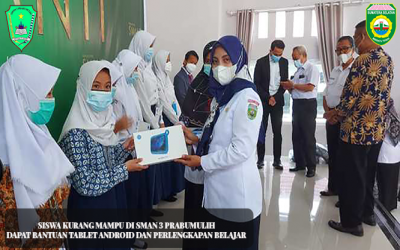 Siswa Kurang Mampu di SMAN 3 Prabumulih Dapat Bantuan Tablet Android dan Perlengkapan Belajar